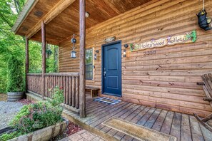 Exterior detail - Haleywood Hollow, WIFI, $650 of FREE tickets each paid day (Sevierville)