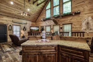 Interior - Haleywood Hollow, WIFI, $650 of FREE tickets each paid day (Sevierville)