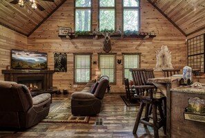 Interior - Haleywood Hollow, WIFI, $650 of FREE tickets each paid day (Sevierville)