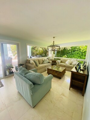 Smart TV, fireplace, books, computer monitors - The Harbor House with Open Bay Views (Tavernier)