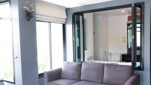 Deluxe kamer, 1 tweepersoonsbed | Woonruimte | Lcd-televisie