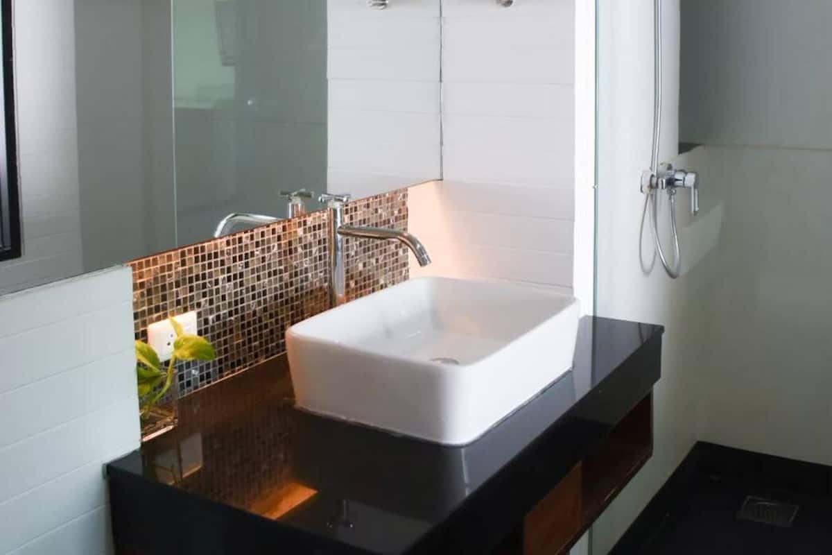 Separate bathtub and shower, free toiletries, towels, soap
