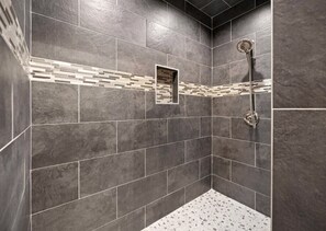 Bathtub, hair dryer, towels - Book 3 and Get 4th Night FREE! The Custard Apple Luxury Cabin with Hot Tub (Broken Bow)