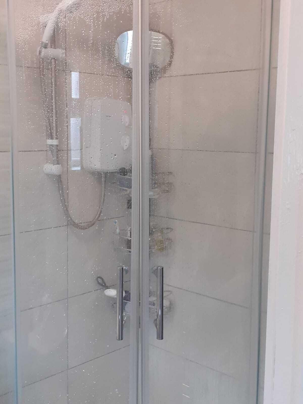 淋浴设施、毛巾、肥皂、洗发水