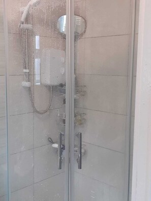 Dusj, håndklær, såpe og sjampo