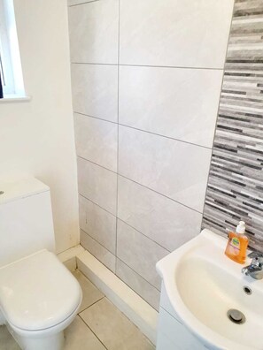 シャワー、タオル、石鹸、シャンプー