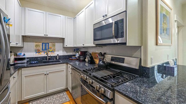 冷蔵庫、電子レンジ、オーブン、コンロ