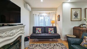 TV, fireplace, offices - Sequim Sunrise Exquisite Country Apartment (Sequim)