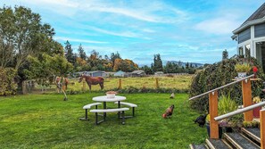 Outdoor dining - Sequim Sunrise Exquisite Country Apartment (Sequim)