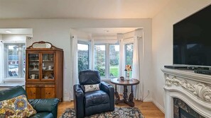 テレビ、暖炉、書斎 / ワークスペース