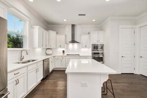 ثلاجة، ميكروويف، فرن، موقد طهي مسطح