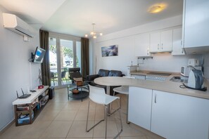 ثلاجة، ميكروويف، فرن، موقد طهي مسطح