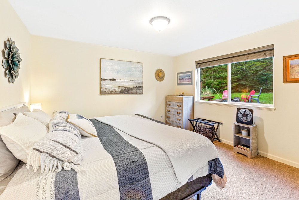 Calming house on Hood Canal with canal and Mt. Rainier views Brinnon