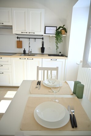 Réfrigérateur, four, plaque de cuisson, cafetière/bouilloire