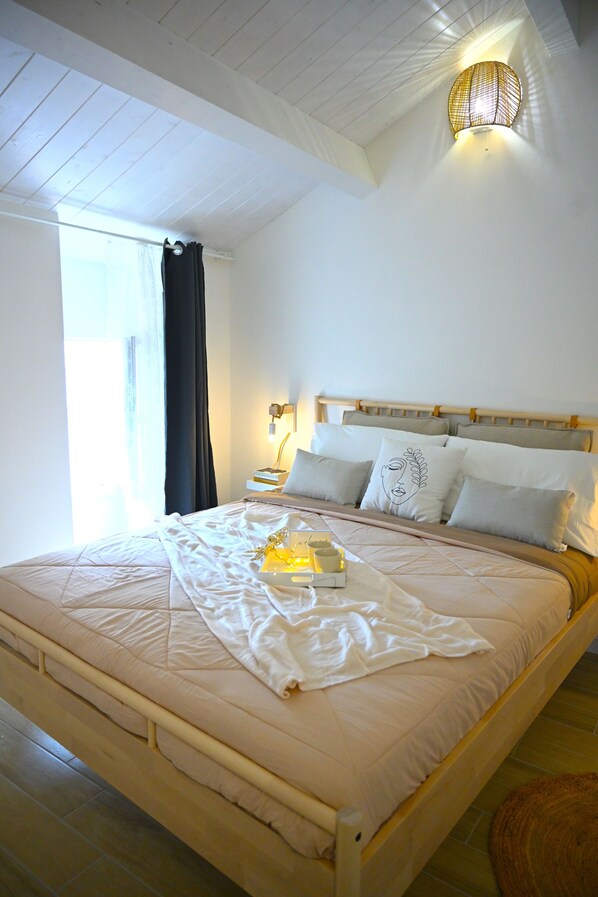 2 bedrooms, in-room safe, iron/ironing board, free WiFi