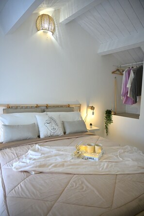 2 bedrooms, in-room safe, iron/ironing board, free WiFi - Holiday home in historical center a few minutes from the sea.  (Treglio)