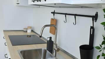 Fridge, oven, stovetop, coffee/tea maker