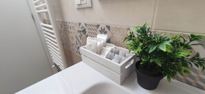 Shower, free toiletries, hair dryer, bidet - Holiday home in historical center a few minutes from the sea.  (Treglio)