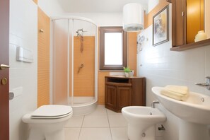 Sèche-cheveux, bidet, serviettes fournies, savon