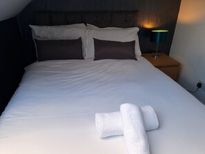 6 bedrooms, iron/ironing board, WiFi, bed sheets