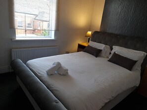 6 bedrooms, iron/ironing board, WiFi, bed sheets