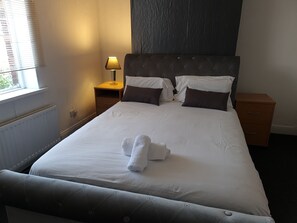 6 bedrooms, iron/ironing board, WiFi, bed sheets