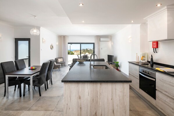 Fridge, oven, stovetop, dishwasher