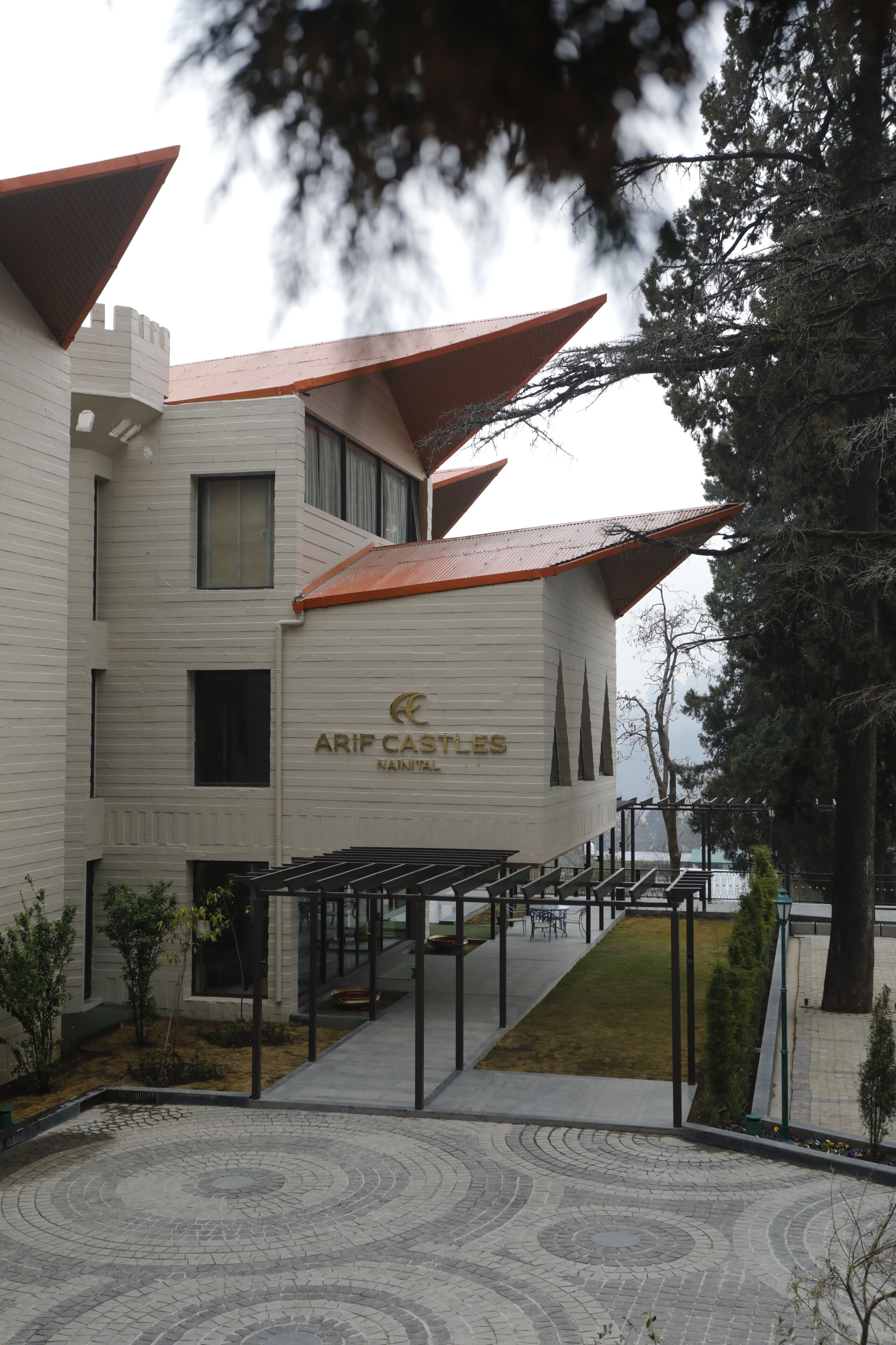Un edificio con diseño arquitectónico moderno, que presenta el nombre 'ARIF CASTLES' en la fachada.