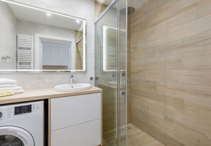 Superior-Apartment | Badezimmer | Dusche, Regendusche, Haartrockner, Handtücher