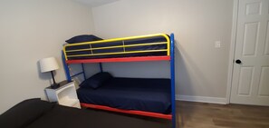 4 dormitorios, tabla de planchar con plancha, wifi y ropa de cama