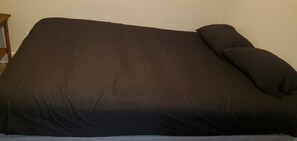 4 عدّة غرف نوم ومكواة/لوح كي وواي فاي وملاءات أسرّة