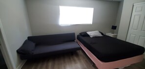 4 عدّة غرف نوم ومكواة/لوح كي وواي فاي وملاءات أسرّة