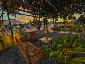 An outdoor seating area with wooden furniture and potted plants. - Pousada de Bonito (Bonito)