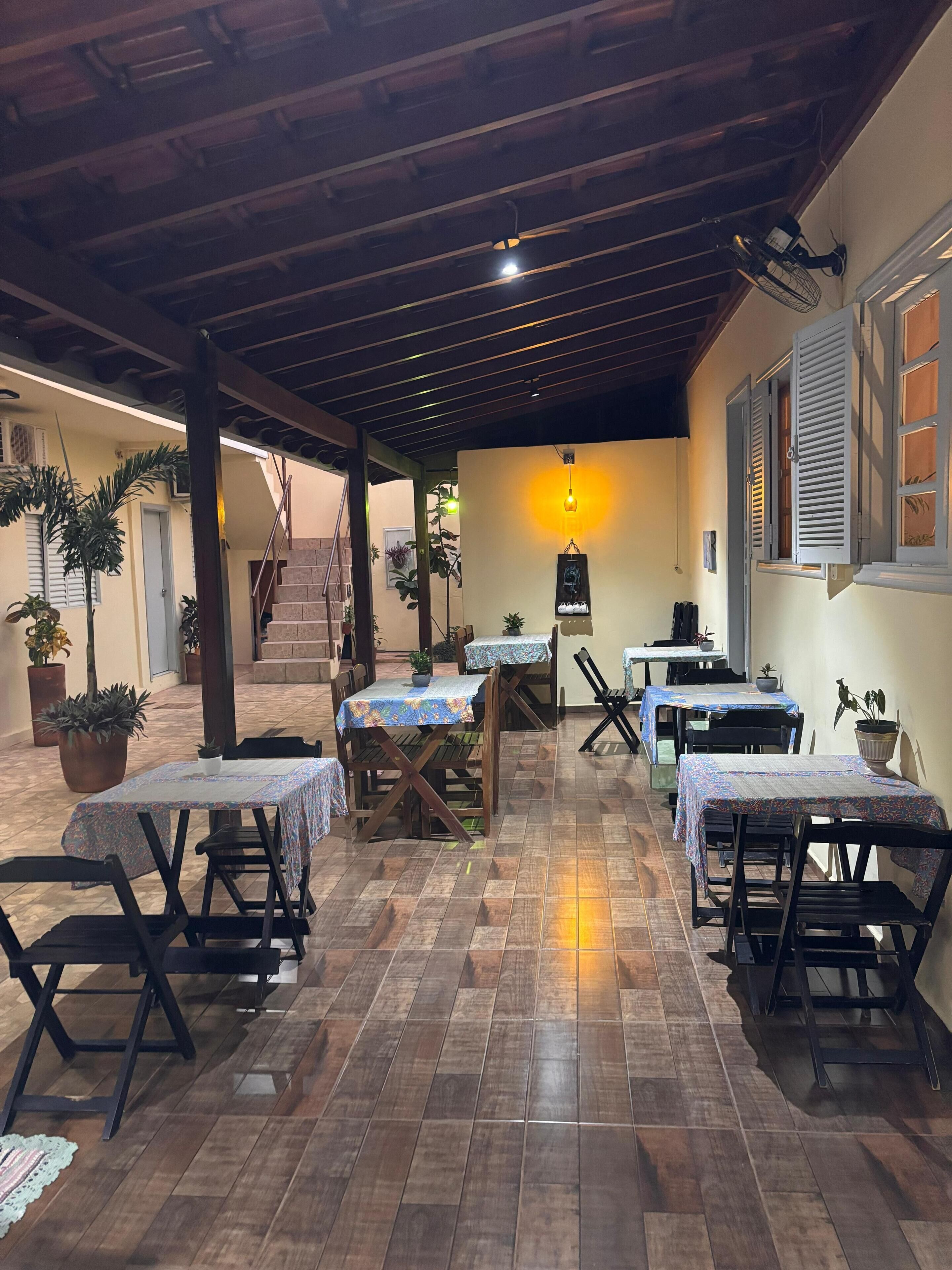 Buffet déjeuner gratuit tous les jours