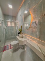 Habitación cuádruple básica | Baño | Ducha y toallas