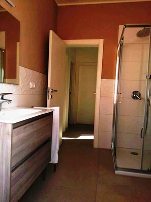 Secadora de cabello, bidet, toallas, jabón