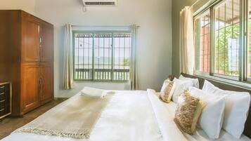 2 bedrooms, desk, WiFi, bed sheets