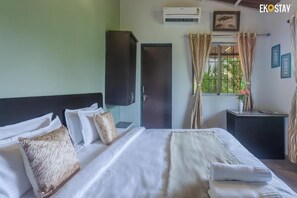 2 bedrooms, desk, WiFi, bed sheets - Romantic Villa With Private Pool and Beautiful Valley View (Roha)