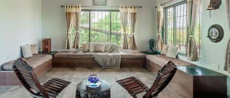 Smart TV, books, stereo