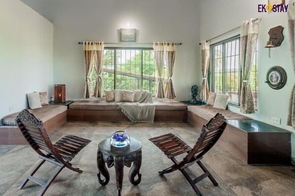 Smart TV, books, stereo