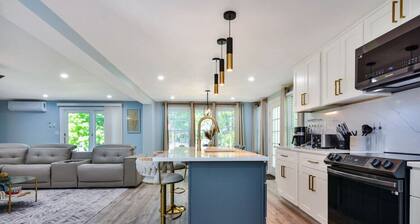 Modern Luxe getaway unit with Hot tub / fire-pit