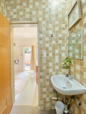 Superior studio suite, niet-roken, uitzicht op tuin | Badkamer | Een douche, een regendouche, gratis toiletartikelen, een haardroger