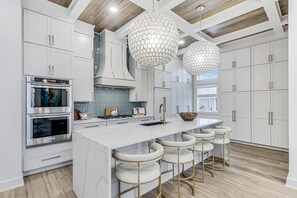 Kylskåp, mikrovågsugn, ugn och spishäll