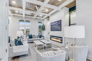 Smart-TV, Kamin, DVD-Player, Bücher