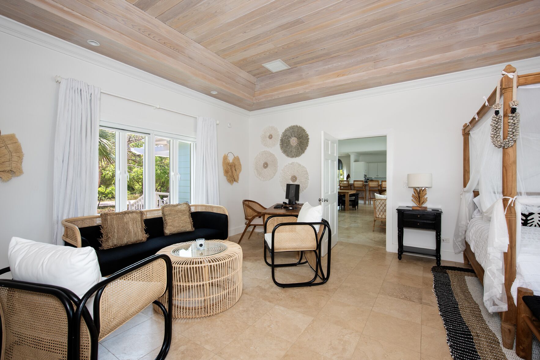 3 quartos, escrivaninha, ferros/tábuas de passar roupa