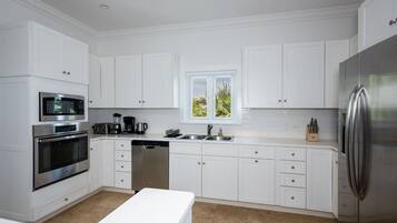 Køleskab, mikrobølgeovn, ovn, kogeplade