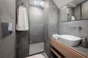 Amenidades de baño ecológicas, secadora de cabello, toallas, jabón 