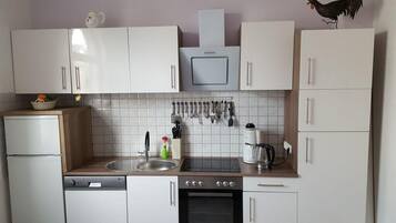 Kühlschrank, Mikrowelle, Ofen, Geschirrspüler