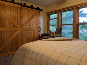 2 soverom, skrivebord, strykejern/-brett og wi-fi (inkludert)