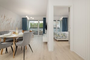 Exclusive-Apartment | Wohnbereich | 50-Zoll-LED-Fernseher mit Satellitenempfang, Fernseher